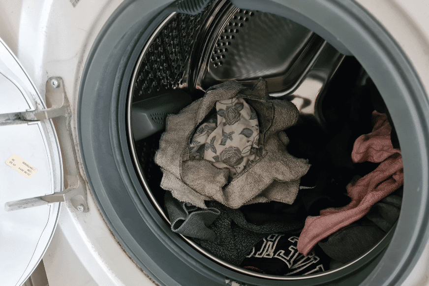 Das Wischtuch des Ecovacs WINBOT W1 PRO wird in der Waschmaschine gewaschen